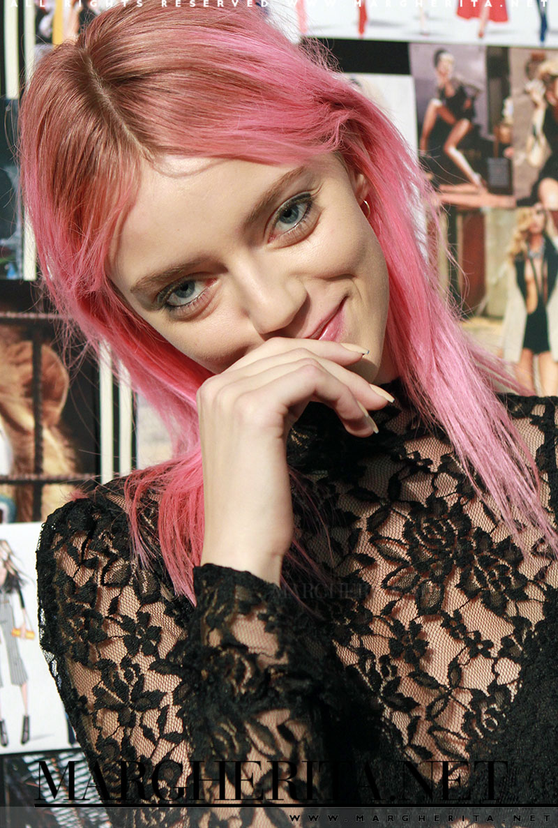 Pyper America per la seconda volta con i capelli rosa alla Milano Fashion Week.