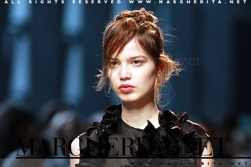 Occhi glossy e focus sulla bocca, make-up: Benjamin Puckey per M.A.C., sfilata: Costume National.