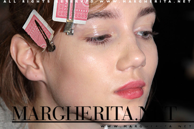 Il segreto di questo look: un po’ di gloss sugli occhi e focus sulla bocca, make-up: Benjamin Puckey per M.A.C.