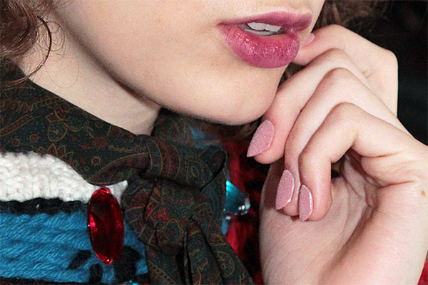 Unghie rosa antico con la sabbia viste alla sfilata Stella Jean Autunno Inverno 2016 2017. Unghie di Antonio Sacripante, nails&beauty