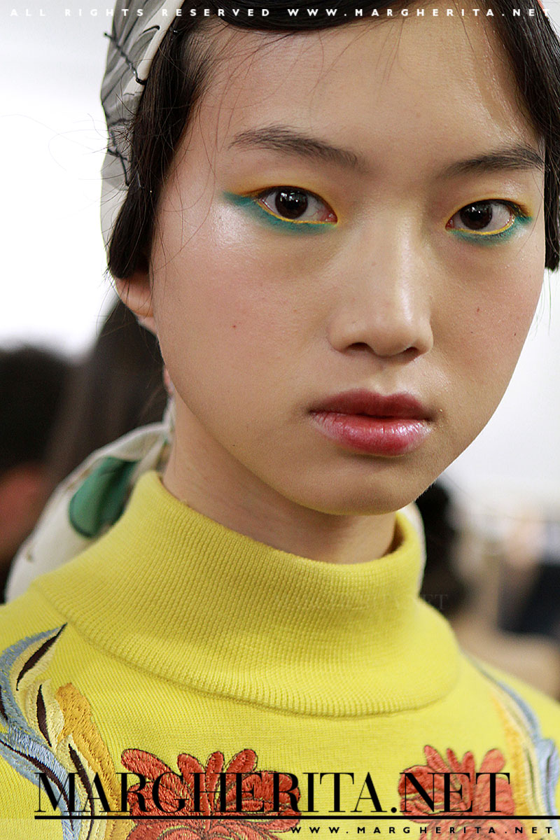 Smokey eyes in giallo e verde menta. Backstage da I’M Isola Marras Autunno Inverno 2016 2017, make-up Michele Magnani, Foto Mauro Pilotto