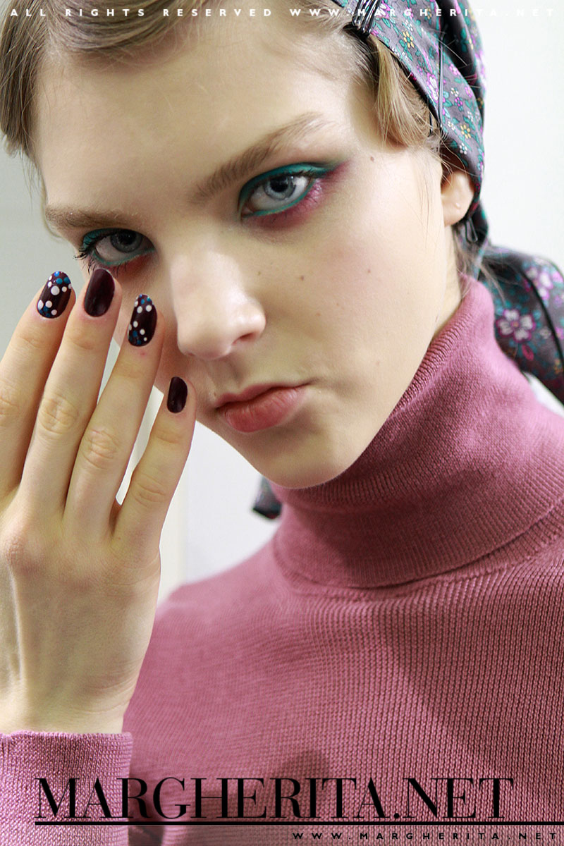 Smokey eyes in verde menta e viola. Backstage da I’M Isola Marras Autunno Inverno 2016 2017, make-up Michele Magnani, Foto Mauro Pilotto