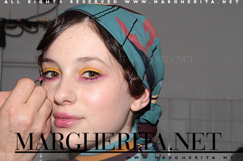 Smokey eyes in giallo e fuxia. Backstage da I’M Isola Marras Autunno Inverno 2016 2017, make-up Michele Magnani, Foto Charlotte Mesman