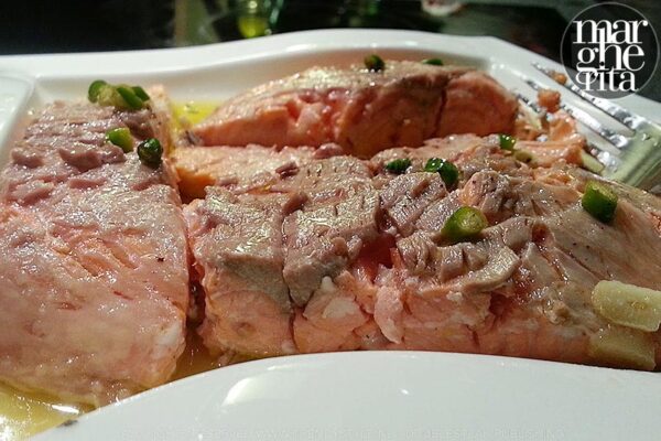 Salmone in salsa piccante. Super food veloce e gustoso subito pronto in tavola