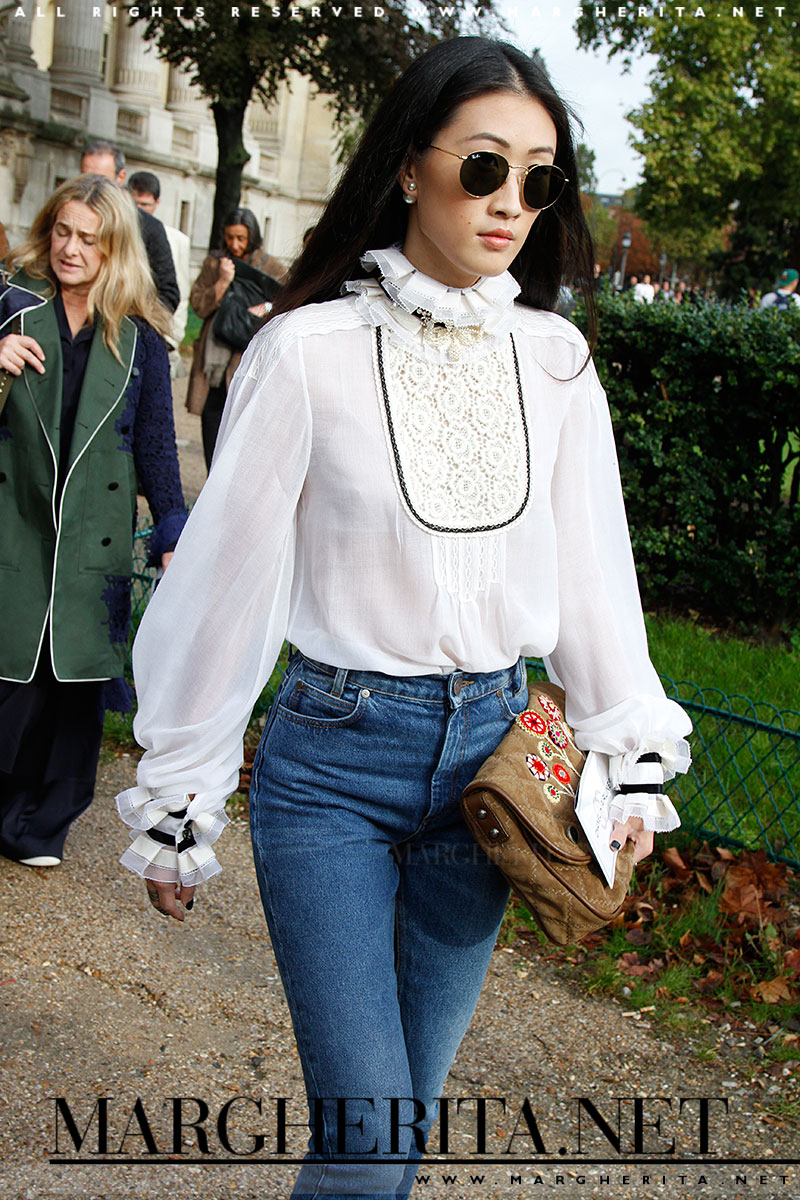 Un bel jeans portato con una camicetta bianca molto chic, per un look non troppo esagerato ma classico.