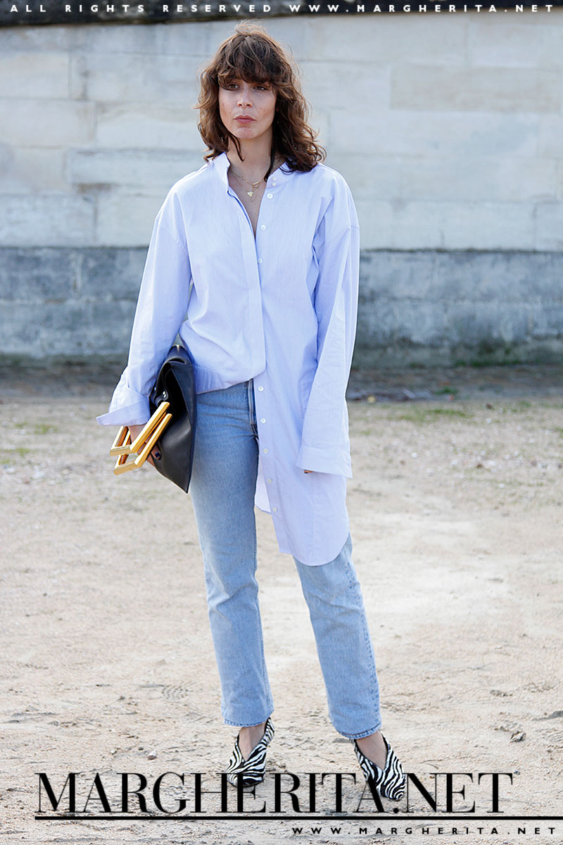 Play it cool! Non è niente, un semplice jeans con una camicia lunga azzurra, eppure... ci piace!