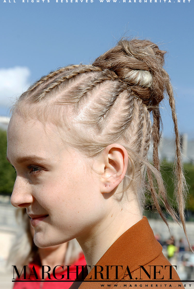 Una modella con cornrow dopo la sfilata di Valentino a Parigi Estate 2016