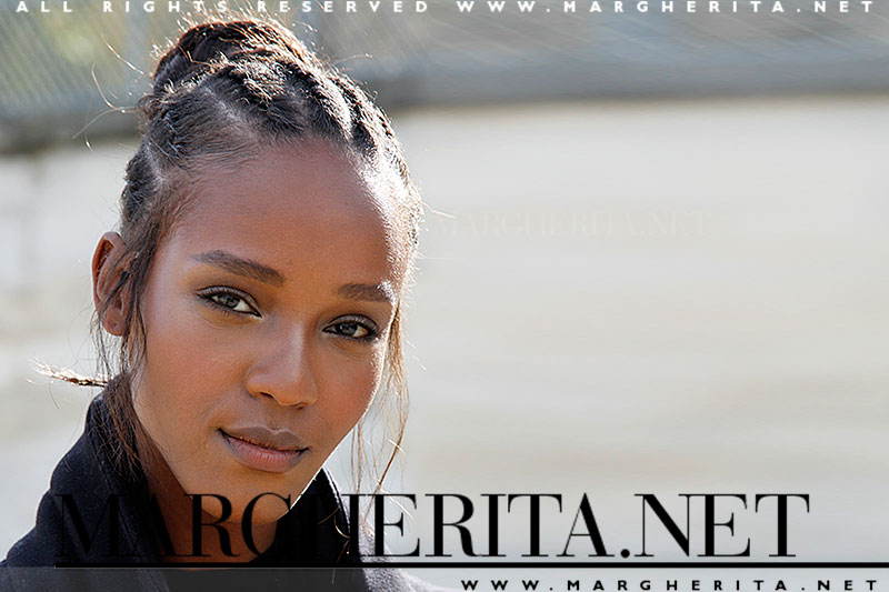 Una modella con cornrow dopo la sfilata di Valentino a Parigi Estate 2016