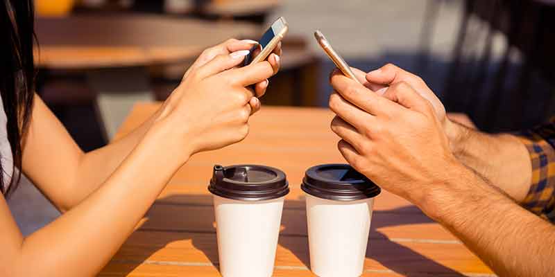 Se ci tieni alla tua relazione, metti via lo smartphone. Mai sentito parlare di 'phubbing'?