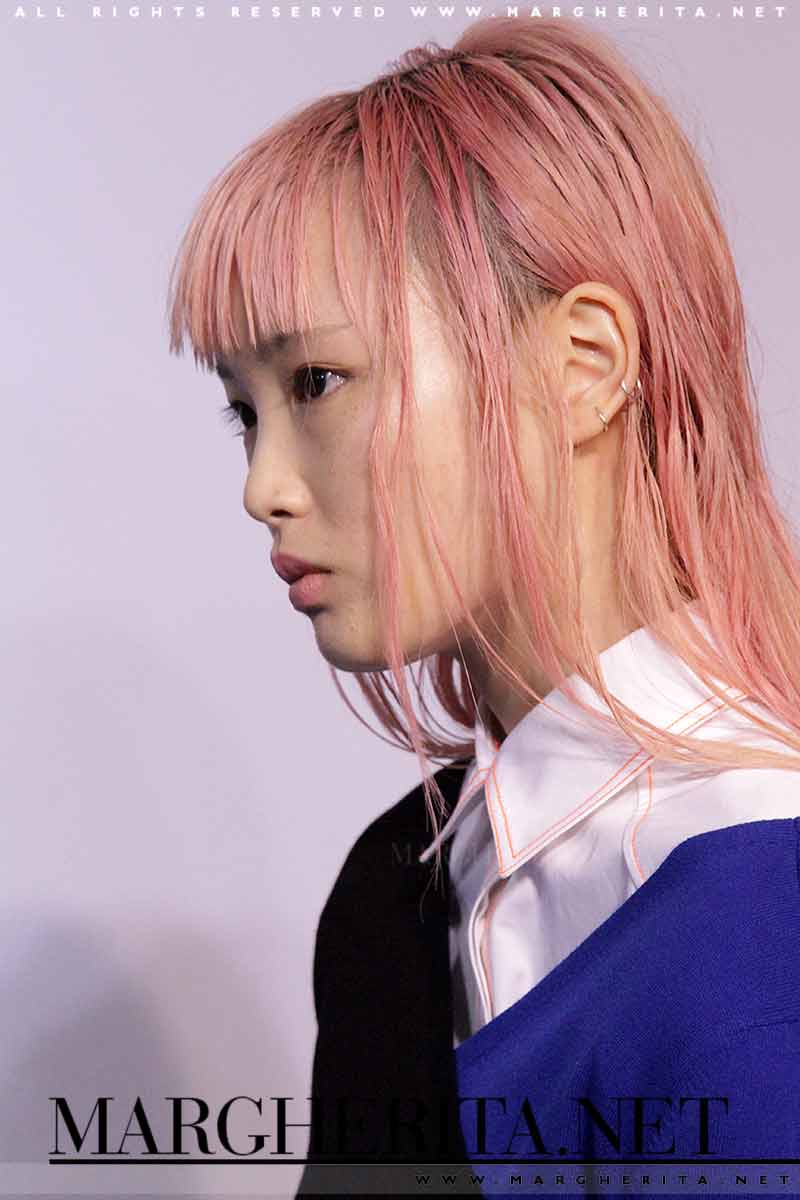 La top model Fernanda Ly è da sempre stranota per i suoi capelli rosa - Ph Charlotte Mesman