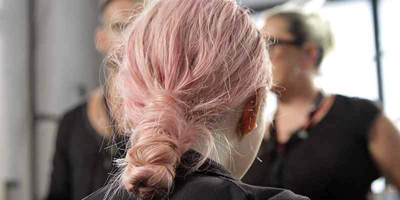 tendenze capelli rosa estate 2017 - Ph. Charlotte Mesman