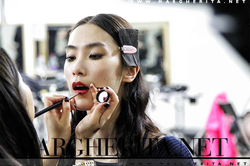 Trucco ciglia e labbra. Tendenze trucco autunno inverno 2018. Tanto mascara e labbra sporcate di rossetto rosso