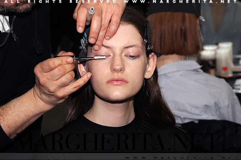Trucco ciglia e labbra. Tendenze trucco autunno inverno 2018. Tanto mascara e labbra sporcate di rossetto rosso