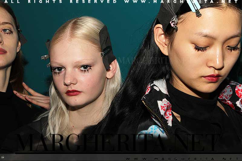 Trucco ciglia e labbra. Tendenze trucco autunno inverno 2018. Tanto mascara e labbra sporcate di rossetto rosso