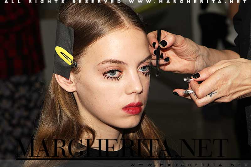 Trucco ciglia e labbra. Tendenze trucco autunno inverno 2018. Tanto mascara e labbra sporcate di rossetto rosso