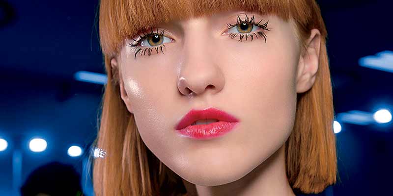 Trucco ciglia e labbra. Tendenze trucco autunno inverno 2018. Tanto mascara e labbra sporcate di rossetto rosso - Foto MAC