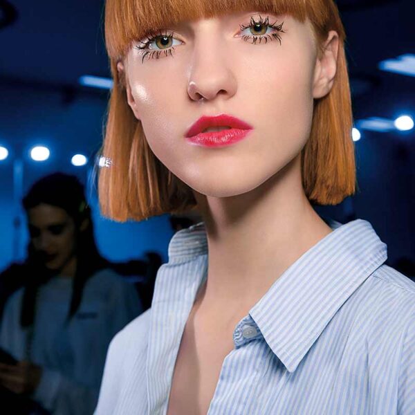 Trucco ciglia e labbra. Tendenze trucco autunno inverno 2018. Tanto mascara e labbra sporcate di rossetto rosso - Foto MAC