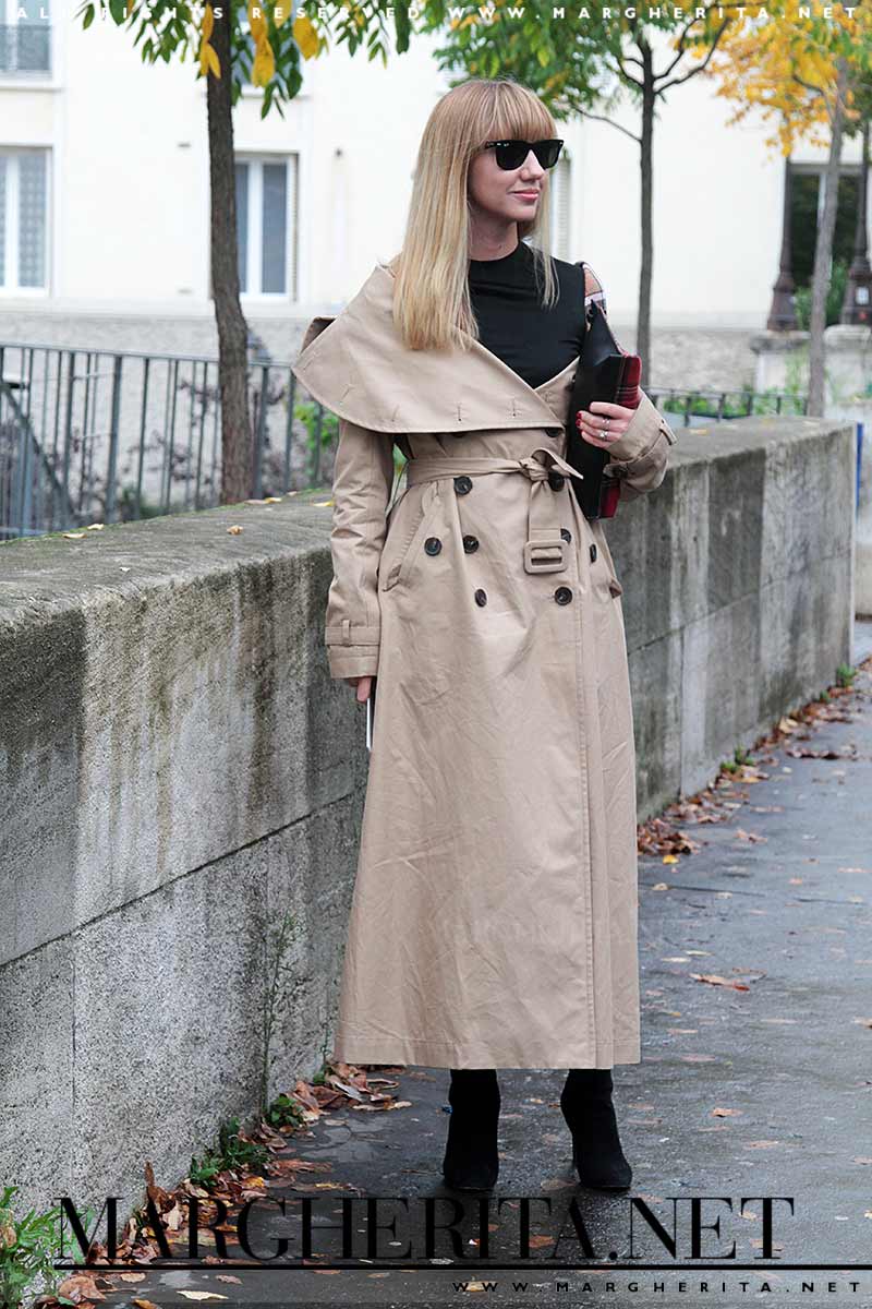 Trench coat, foto street style autunno inverno 2017 2018. Il trionfo del trench coat Foto Charlotte Mesman