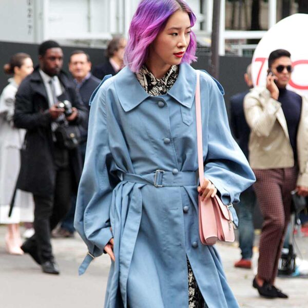 Trench coat, foto street style autunno inverno 2017 2018. Il trionfo del trench coat Foto Charlotte Mesman