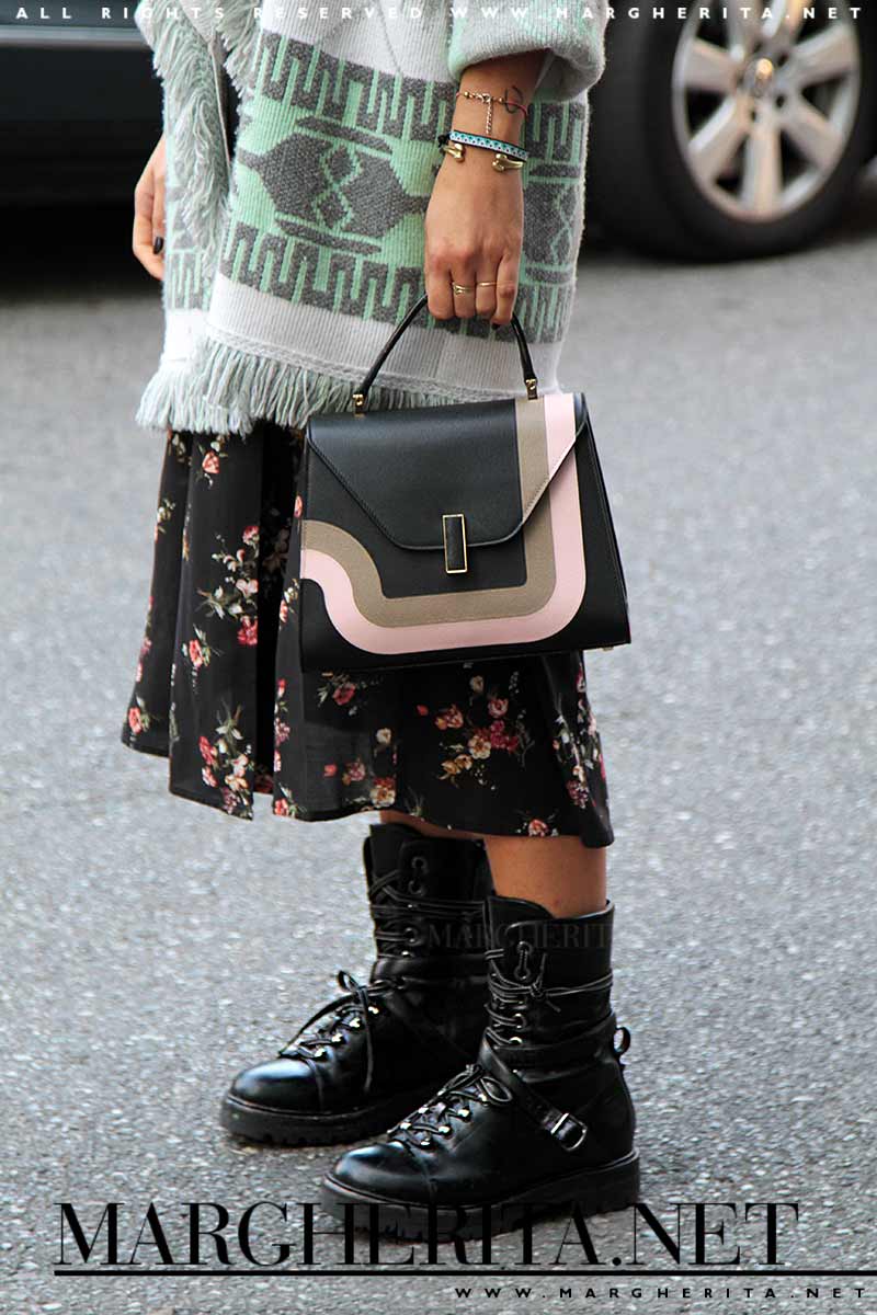 Street style inverno 2017 2018. Tendenza moda: abiti lunghi con fantasia