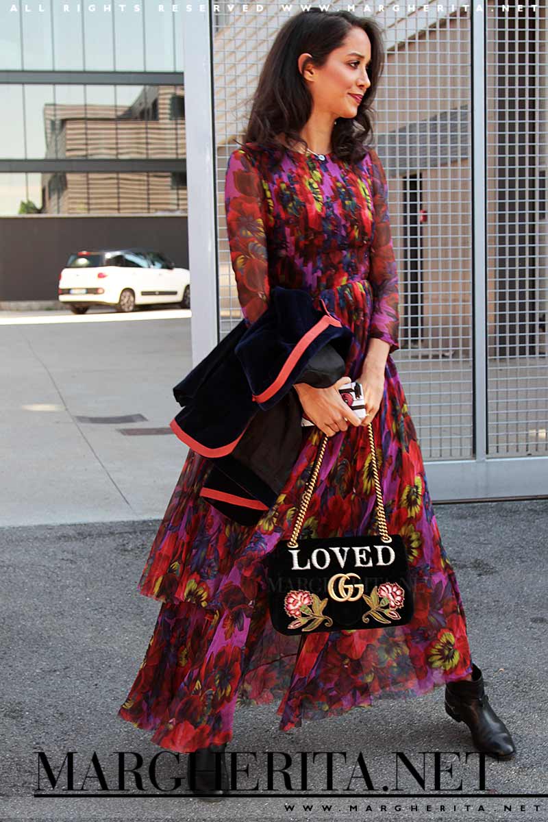 Street style inverno 2017 2018. Tendenza moda: abiti lunghi con fantasia
