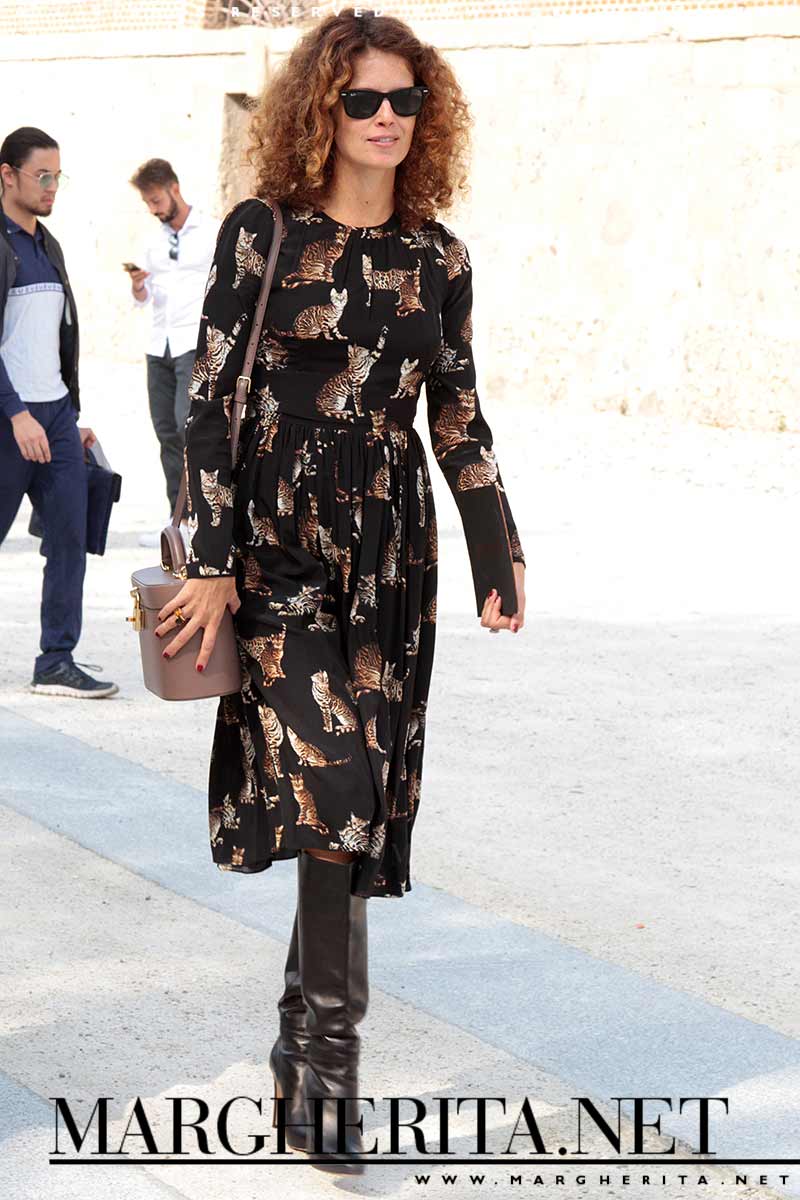 Street style inverno 2017 2018. Tendenza moda: abiti lunghi con fantasia