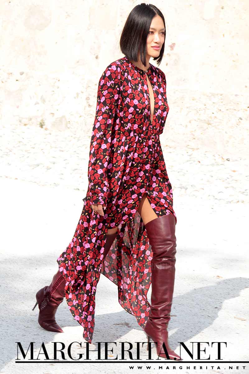Street style inverno 2017 2018. Tendenza moda: abiti lunghi con fantasia