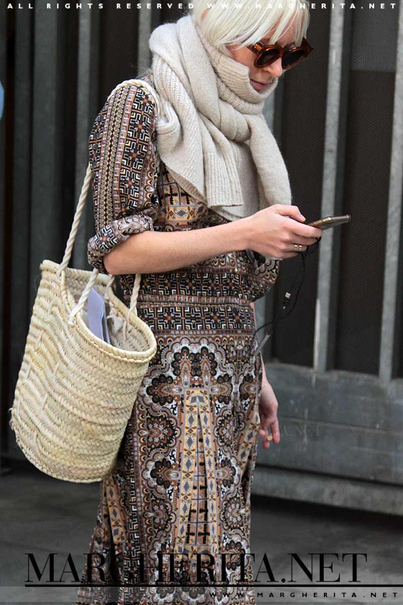Street style inverno 2017 2018. Tendenza moda: abiti lunghi con fantasia