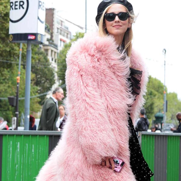 Tendenze moda rosa autunno inverno 2017/2018. Streetstyle Parigi foto Charlotte Mesman