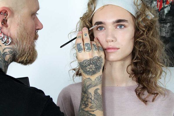 Make-up 2018. Sopracciglia corte e dritte