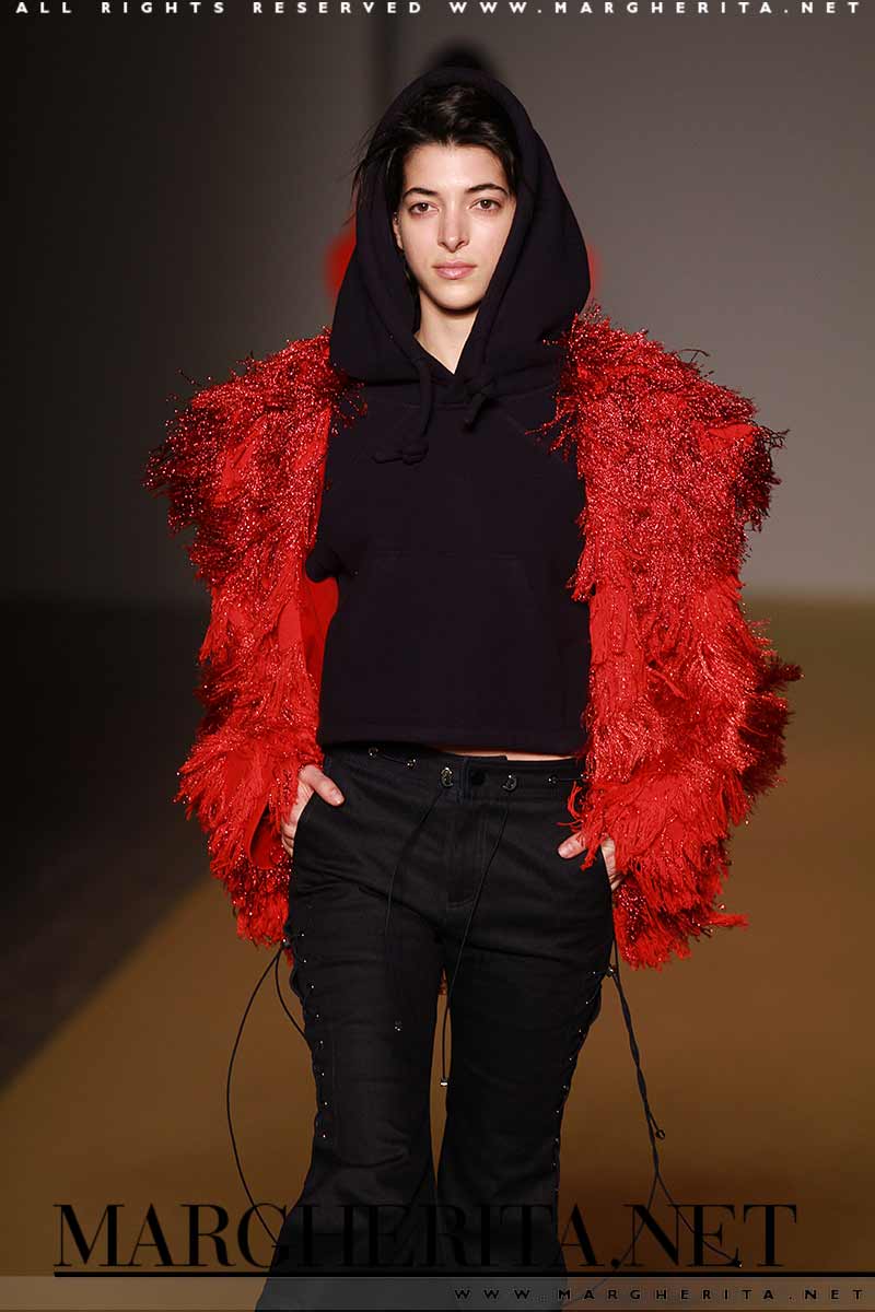 Un look di moda invernale davvero 'cool'. Angel Chen autunno inverno 2017 2018, ph. Mauro Pilotto