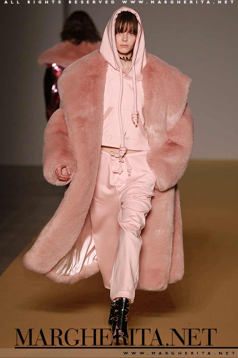 Un look di moda invernale davvero 'cool'. Angel Chen autunno inverno 2017 2018, ph. Mauro Pilotto