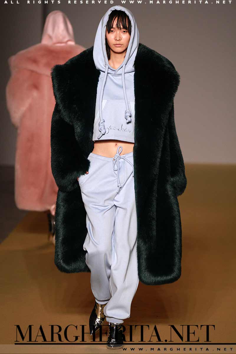 Un look di moda invernale davvero 'cool'. Angel Chen autunno inverno 2017 2018, ph. Mauro Pilotto