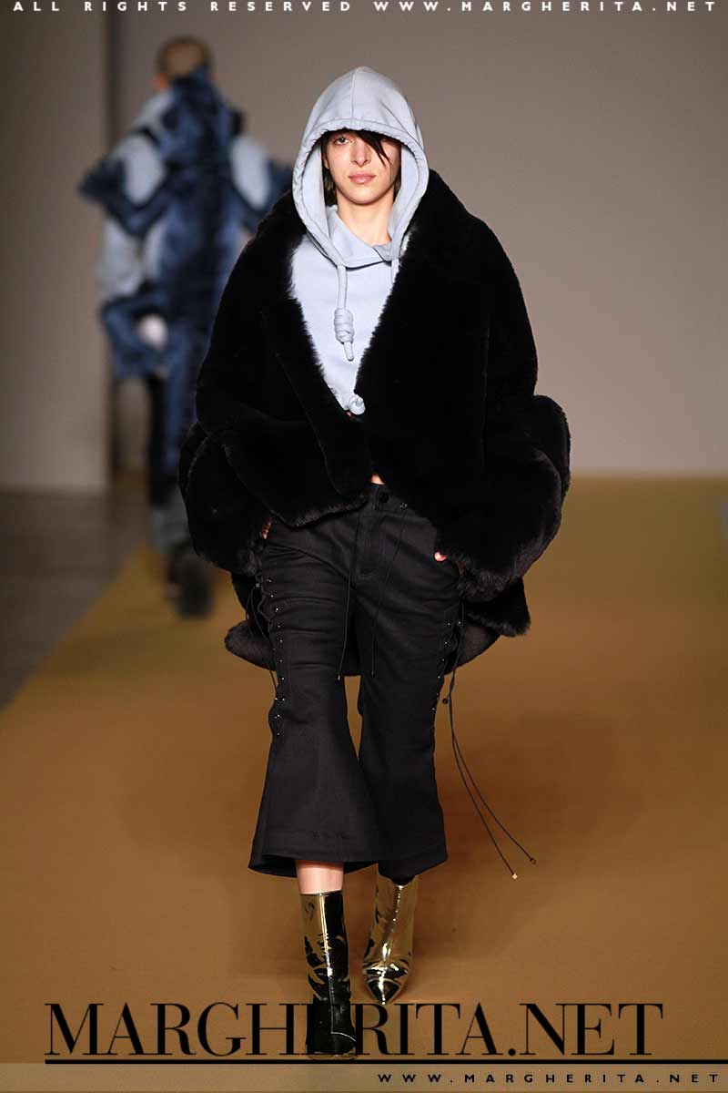 Un look di moda invernale davvero 'cool'. Angel Chen autunno inverno 2017 2018, ph. Mauro Pilotto