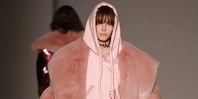 Un look di moda invernale davvero 'cool'. Angel Chen autunno inverno 2017 2018, ph. Mauro Pilotto