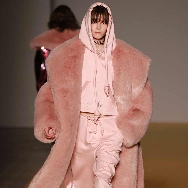 Un look di moda invernale davvero 'cool'. Angel Chen autunno inverno 2017 2018, ph. Mauro Pilotto