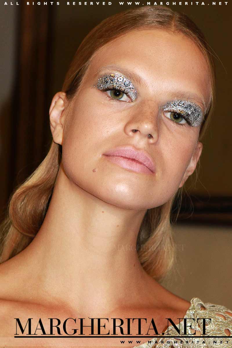 Trucco occhi con glitter. Sfilata: Francesco Scognamiglio PE 2018, make-up: Jessica Nedza, ph. Mauro Pilotto