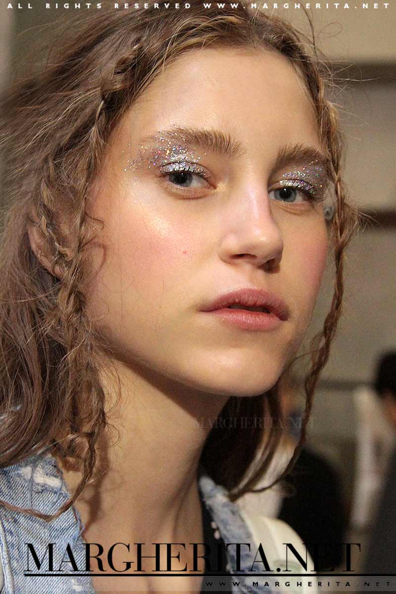 Tendenze trucco 2018. Pelle pulita e glitter per gli occhi, Stella Jean PE 2018, make-up: Michele Magnani per M.A.C., ph. Charlotte Mesman