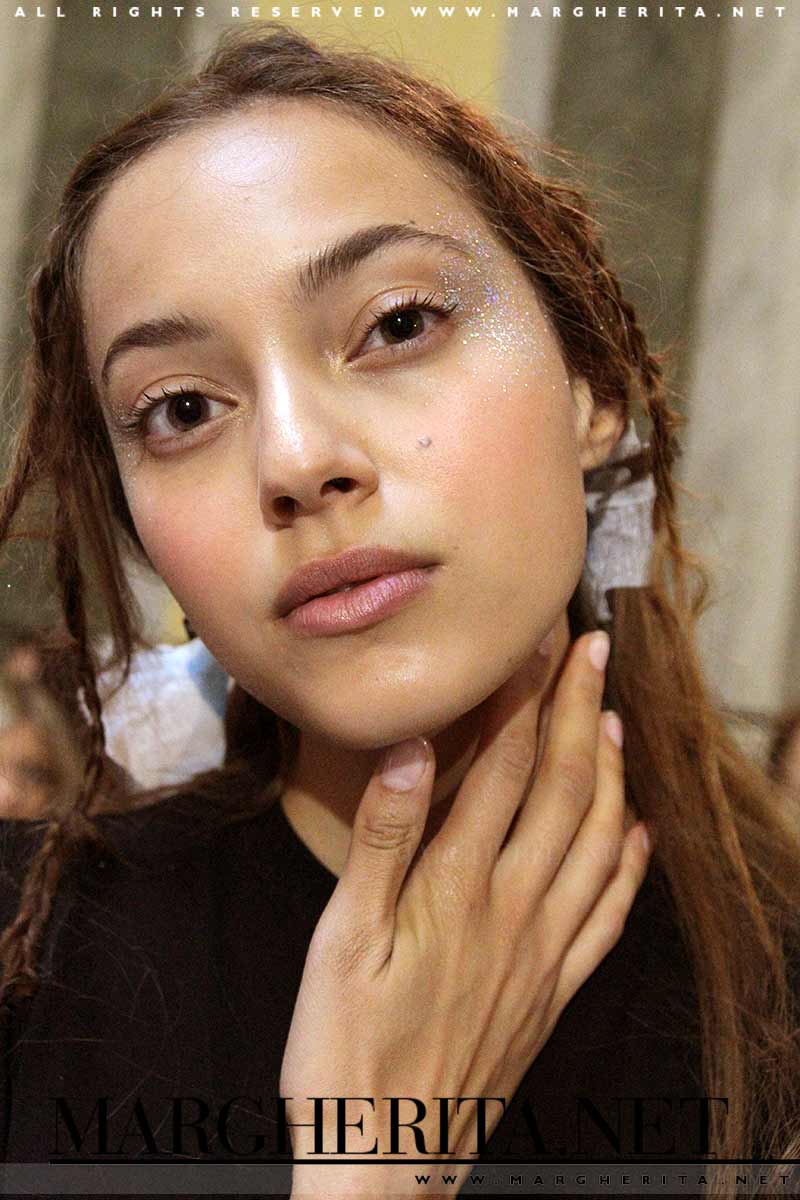 Tendenze trucco 2018. Pelle pulita e glitter per gli occhi, Stella Jean PE 2018, make-up: Michele Magnani per M.A.C., ph. Charlotte Mesman