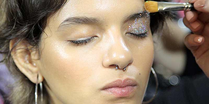Tendenze trucco 2018. Pelle pulita e glitter per gli occhi, Stella Jean PE 2018, make-up: Michele Magnani per M.A.C., ph. Charlotte Mesman