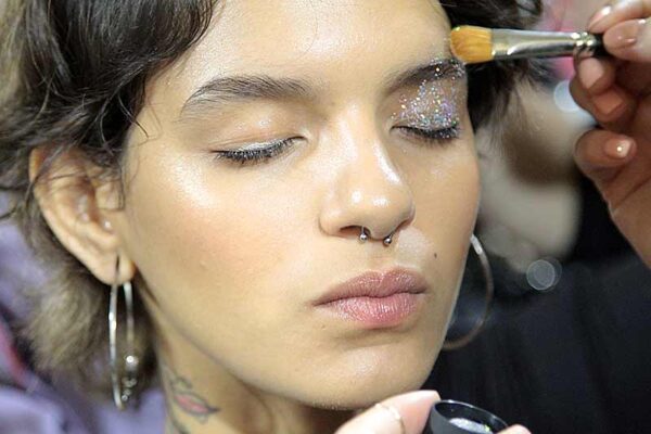 Tendenze trucco 2018. Pelle pulita e glitter per gli occhi, Stella Jean PE 2018, make-up: Michele Magnani per M.A.C., ph. Charlotte Mesman