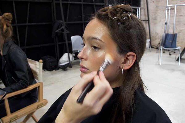 Tendenze trucco 2018. Les Copains PE 2018, make-up: Michele Magnani per M.A.C