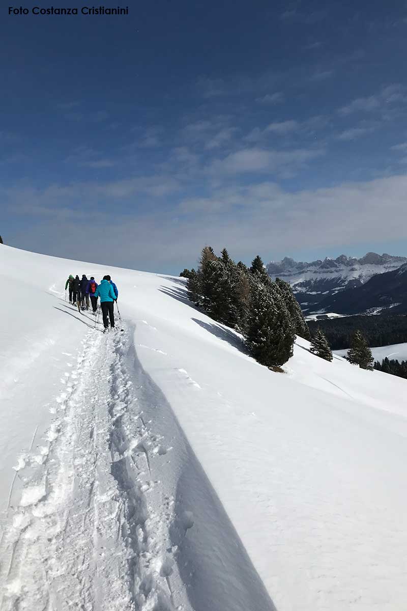 Sci, ciaspole e molto altro Eggental per ammirare le Dolomiti che si colorano di rosso. Foto Costanza Cristianini