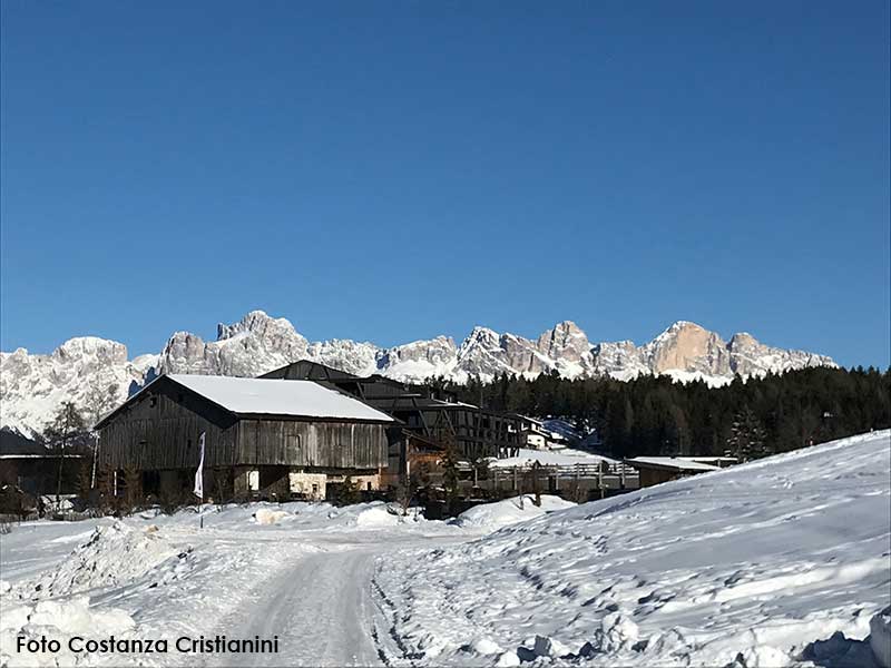 Sci, ciaspole e molto altro Eggental per ammirare le Dolomiti che si colorano di rosso. Foto Costanza Cristianini