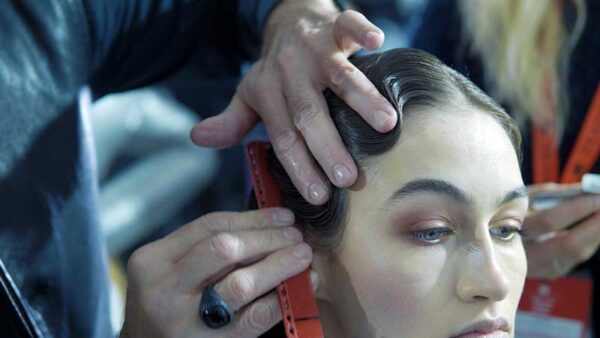 Onde vintage nei capelli, Bellissime acconciature 'finger waves' nel backstage di Aigner. Il tutorial di Franco Curletto