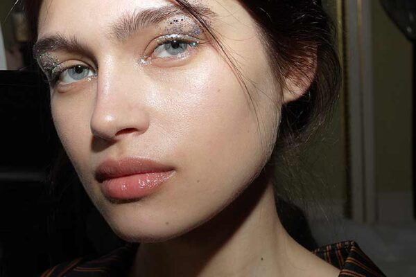 Il trucco per gli occhi. Va forte il glitter argentato