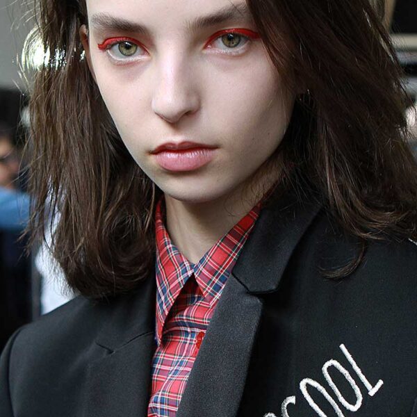 Tendenze make-up 2018. Una riga larga e colorata sugli occh