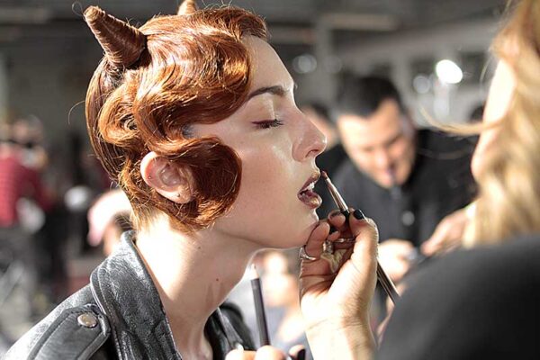 Trucco modelle e modelli alla sfilata Moschino Uomo AI 2018-2019. Makeup Kabuki, foto Charlotte Mesman