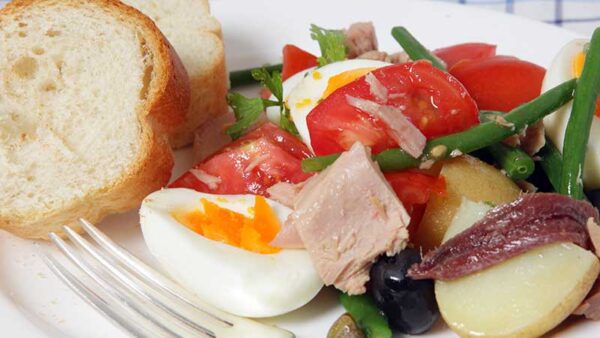 Insalata niçoise per una insalata estiva fresca e veloce. E buonissima!