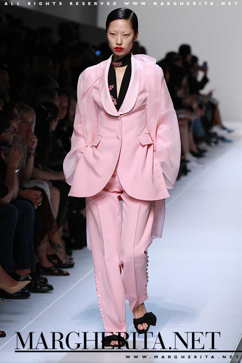 Idee moda adatte per le invitate al matrimonio. Consigli e look